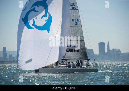 Arethusa vela di fronte al san francisco cityfront con la Piramide Transamerica a destra Foto Stock