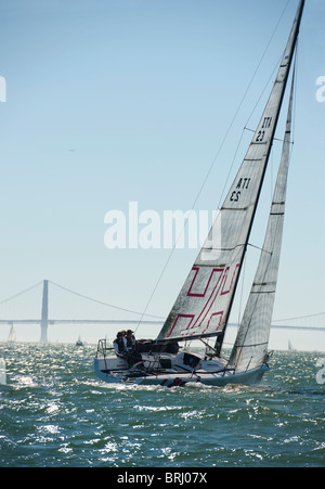 Lucca lalli e b-lin sailing, vincitore del 2010 melges mondi, davanti al Golden Gate bridge Foto Stock