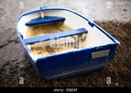 Una vecchia barca a remi a Fremington Quay sul Tarka Sentiero ciclabile, Barnstaple, Devon, Regno Unito Foto Stock