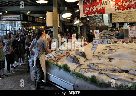 Pesci volanti e il famoso Pike Place Mercato del Pesce del centro di Seattle, Washington. Foto Stock