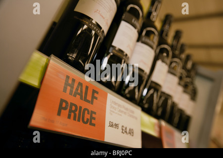 Alcool a basso prezzo metà prezzo le bottiglie di vino per la vendita in un supermarker, REGNO UNITO Foto Stock