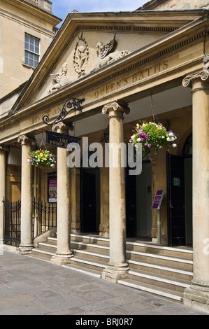 Verticale ampia angolazione del grand colonnade al di fuori del centro storico le terme romane nel centro di Bath al sole Foto Stock