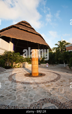 Messico, Cozumel. Intagliato storia Maya pole al Park Royal Hotel Isla de Cozumel (Isola di Cozumel). Foto Stock