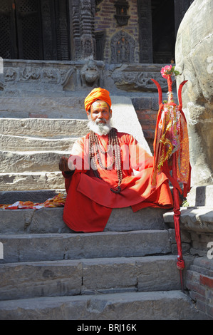 Sadhu sulle fasi del tempio, Patan. Foto Stock