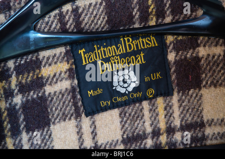 Etichetta di un "tradizionali British Dufflecoat' mentre è appesa su un appendiabiti. Foto Stock