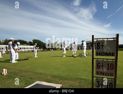 Una partita di bocce a Marino Giardini in Worthing, West Sussex. Foto Stock