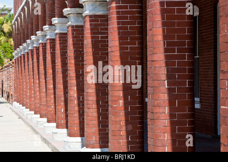 Ybor City, FL - Luglio 2009 - Rosso Mattone arcate di un portico lungo il marciapiede in Ybor City zona di Tampa, Florida Foto Stock