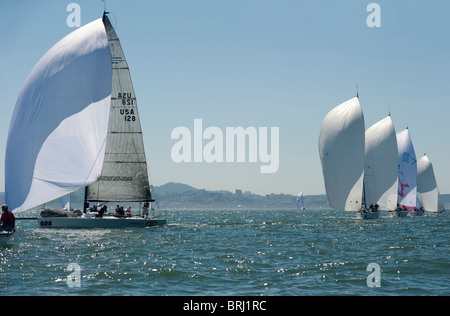 Argo e il melges 32 flotta con la san francisco cityfront dietro di loro Foto Stock