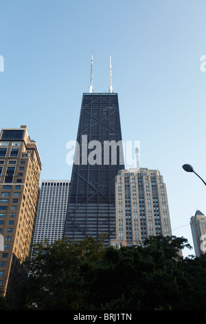 John Hancock Center in mezzo ad altri di Chicago, Illinois edifici. Preso dalla rete stradale pubblica. Foto Stock