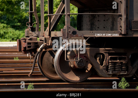 Vista ravvicinata di un carbone carrozza del treno di ruote del carrello in un cantiere ferroviario in West Virginia. Foto Stock