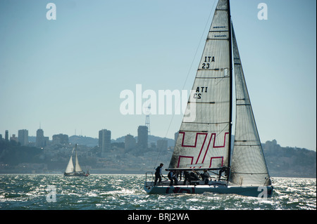 B-lin sailing, vincitore del campionato 2010, corse lungo il san francisco cityfront Foto Stock