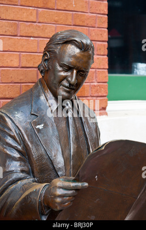 Ybor City, FL - Luglio 2009 - Statua di un uomo di affari la lettura di un quotidiano di Ybor City, Florida Foto Stock