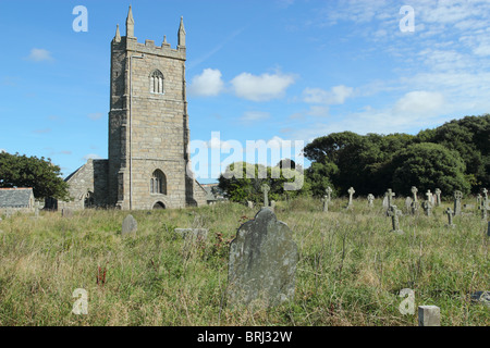 Erba ricoperta nel vecchio cimitero presso il St Uny la Chiesa in Lelant, Cornwall Regno Unito Foto Stock