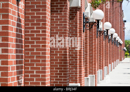 Ybor City, FL - Luglio 2009 - Rosso Mattone arcate di un portico lungo il marciapiede in Ybor City zona di Tampa, Florida Foto Stock