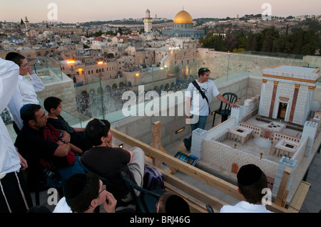 Il modello del tempio ebraico con la Cupola della roccia in bkgd Foto Stock