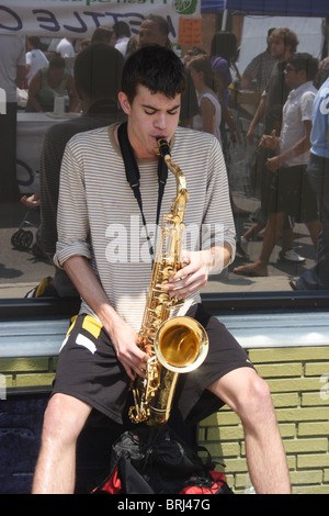 Giovane uomo suonare il sassofono al festival di anguria in Richmond Virginia. Agosto, 2010 Foto Stock