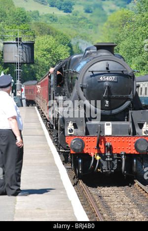 Treno a vapore tirando in stazione Grosmont con protezione Foto Stock