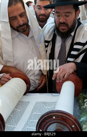 Gli ebrei nella lettura della Torah e scorrere fino al Muro Occidentale. Gerusalemme Foto Stock