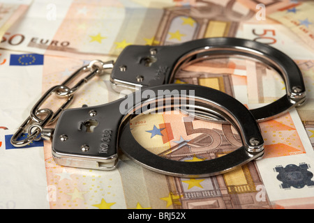 In manette su un palo di una cinquantina di banconote in euro Foto Stock