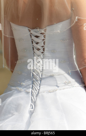 Una chiusura del retro di una sposa del vestito che mostra il dettaglio e la giunzione Foto Stock