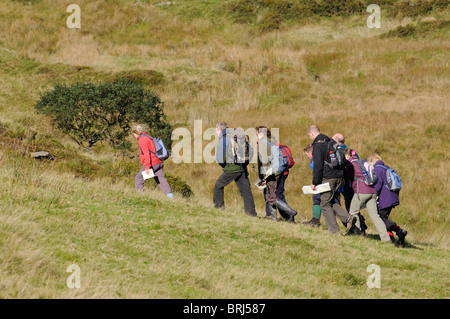 Gruppo di persone che camminano sul comune Wakhampton Dartmoor National Park in Devon England Regno Unito Foto Stock