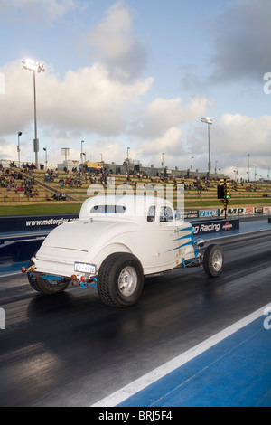 Hot Rod su auto da corsa sul drag strip Foto Stock