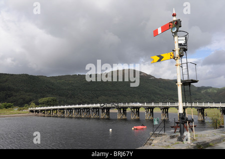 Il vecchio ponte a pedaggio, Penmaenpool sul Mawddach Estuary, Gwynedd, Wales, Regno Unito Foto Stock