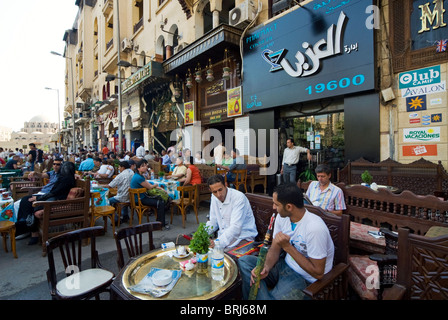 El Hussein Square e i negozi di caffè, Khan Al Khalili Area, Il Cairo, Egitto, Africa Settentrionale, Africa Foto Stock