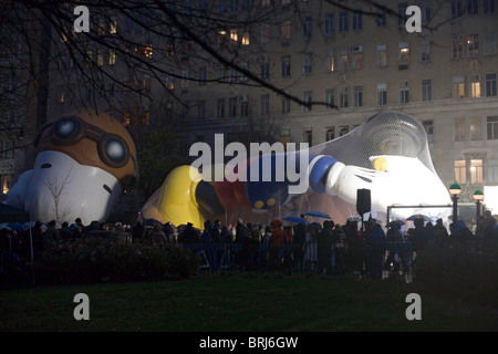 Thanksgiving Parade palloncini essendo gonfiato in NYC Foto Stock