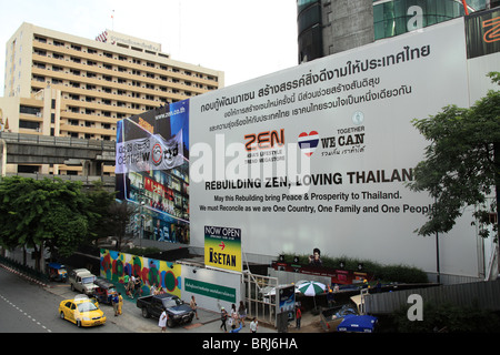 La ricostruzione è il suo modo a Bangkok il Central World Shopping Center, che è stata attaccata e bruciata dal governo anti-protester Foto Stock