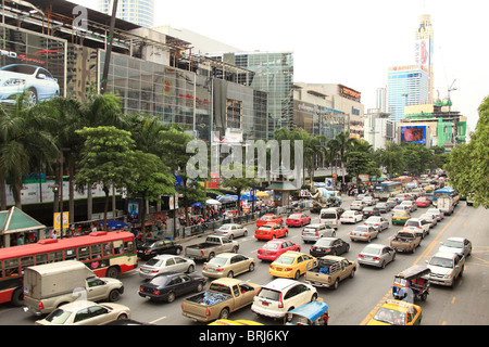 La ricostruzione è il suo modo a Bangkok il Central World Shopping Center, che è stata attaccata e bruciata dal governo anti-protester Foto Stock