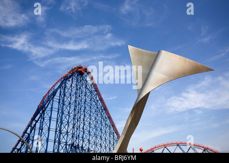 Scultura su Blackpool South Promenade con il Big One rollercoaster dietro Foto Stock