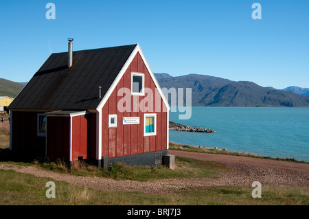 La Groenlandia, Brattahlid (aka Qassiarsuk). Borgo fondato da Erik il Rosso. Casa rossa lungo il fiordo Tunulliarfik. Foto Stock