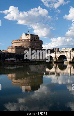 Castello di San Angelo sul fiume Tevere a Roma Italia Foto Stock