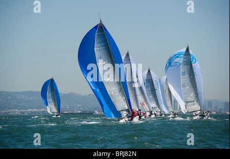 La flotta dei melges 32 dirigendosi verso il marchio sottovento sul cerchio di berkeley Foto Stock