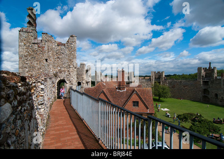 Vista lungo Framlingham bastioni del castello Foto Stock