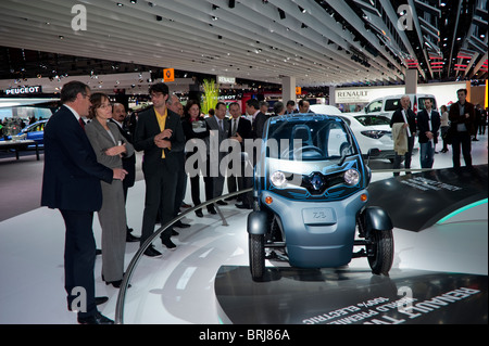 Parigi, Francia, affollata gente, uomini d'affari in visita al "Salone di Parigi", Auto elettriche, in vendita, Renault Twizy Micro Cars, in esposizione, salone auto auto nuove di zecca francia Foto Stock