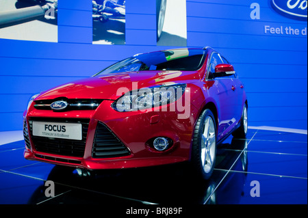 Parigi, Francia, Parigi Car Show, Ford Focus di titanio, berlina anteriore, sul display showroom Foto Stock