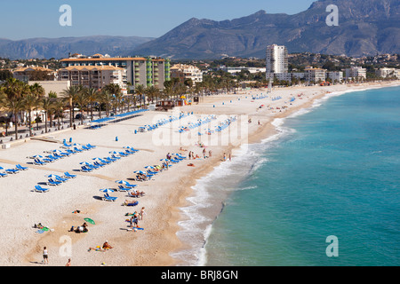 Vista panoramica della spiaggia illuminata di Albir, con la vecchia città di Altea in background. Alfaz del Pi, Costa Blanca Foto Stock