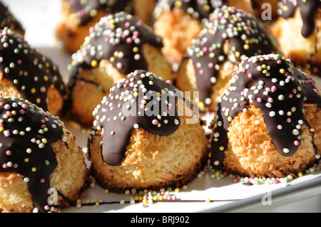 Amaretti al cocco con cioccolato e caramelle di zucchero servito ad una festa di compleanno in Svezia Foto Stock