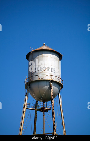 Metallo vecchia torre di acqua nella piccola città del sud di Elloree, SC, STATI UNITI D'AMERICA Foto Stock