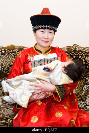 Donna mongola detiene il suo bambino Foto Stock