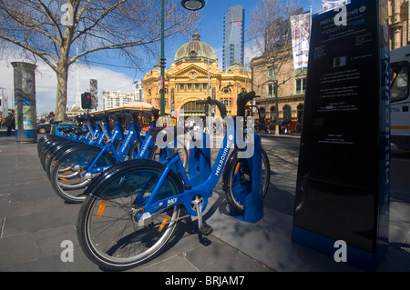 Melbourne Bike condividere, gratuito city bike, fuori dalla stazione di Flinders Street, Victoria, Australia. No signor o PR Foto Stock