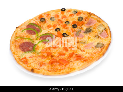 Quattro quarti di diversi tipi di pizza su un piatto, isolato su bianco, tracciato di ritaglio Foto Stock