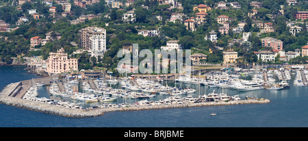 Vista aerea di Rapallo marina nel mare mediterraneo. Rapallo è una piccola cittadina vicino a Genova in Liguria, Italia Foto Stock