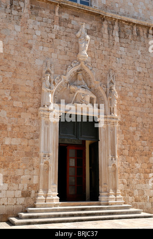 Il portale del monastero francescano è solo una parte della chiesa che sono sopravvissuti al terremoto nel 1667. La Pietà oltre la porta è.. Foto Stock