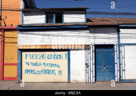 Messaggio di sostegno per il minatore intrappolato Edison Peña della sua famiglia dipinto sulla porta di casa del garage, Copiapo, Región de Atacama, Cile Foto Stock