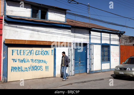 Messaggio di sostegno per il minatore intrappolato Edison Peña della sua famiglia dipinto sulla porta di casa del garage, Copiapo, Región de Atacama, Cile Foto Stock