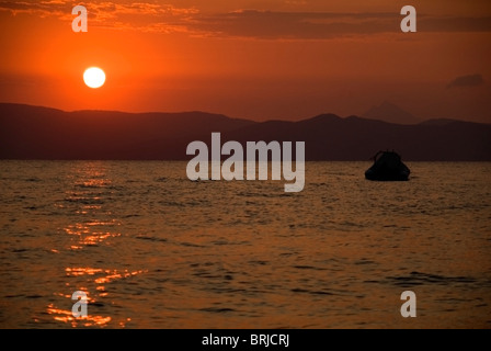 Sunrise sulla penisola di Sithonia e il Golfo di Kassandra di Halkidiki Grecia del nord il Monte Athos visibile in lontananza Foto Stock