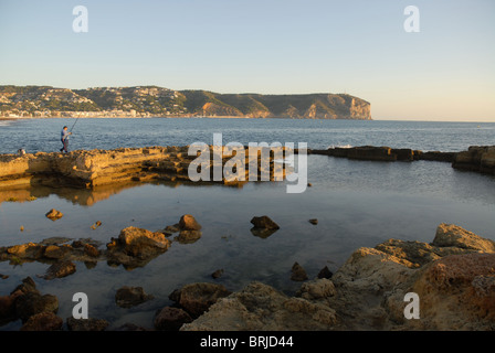 Fisherman sulle rocce, Javea / Xabia, Provincia de Alicante, Comunidad Valenciana, Spagna Foto Stock